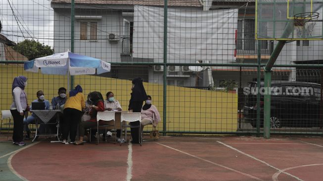 Warga mendaftarkan diri untuk mendapatkan vaksin COVID-19 di RPTRA Taman Mandala, Tebet, Jakarta, Senin (29/11/2021). [Suara.com/Angga Budhiyanto]