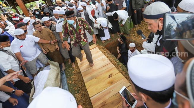 Prosesi pemakaman putra ke-2 almarhum Ustaz Arifin Ilham, Muhammad Ameer Azzikra di Pondok Pesantren Az-zikra di Gunung Sindur, Bogor, Jawa Barat, Senin (29/11/2021). [Suara.com/Alfian Winanto]