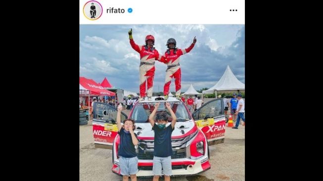 Pembalap Nasional Rifat Sungkar (driver) dan pasangannya M Redwan (co-driver) berhasil jadi juara Kejuaraan Nasional Sprint Rally 2021, membesut Mitsubishi Xpander AP4 [Instagram: @rifato].