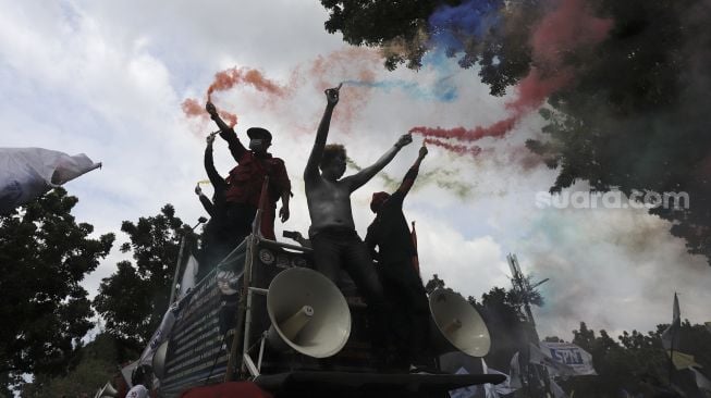 Sejumlah buruh menggelar aksi unjuk rasa menolak upah minimum provinsi (UMP) di depan Balai Kota DKI Jakarta, Senin (29/11/2021). [Suara.com/Angga Budhiyanto]