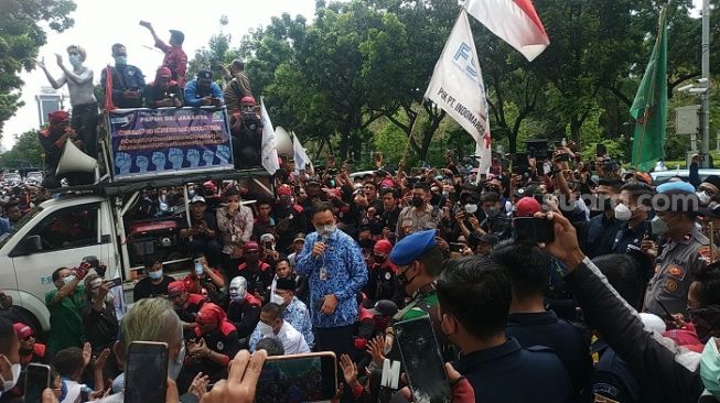 Gubernur DKI Jakarta Anies Baswedan saat temui kalangan buruh protes soal UMP Jakarta di depan Balai Kota, Senin (29/11/2021). [Suara.com/Fakhri Fuadi Muflih]