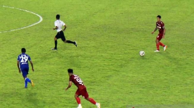 Pemain depan Persis Irfan Bachdim menggiring bola dan mencoba melewati pemain PSCS Moh Said dalam pertandingan Liga 2 Indonesia musim 2021 di Stadion Manahan, Solo, Jawa Tengah, Senin (29/11/2021). ANTARA/Bambang Dwi Marwoto