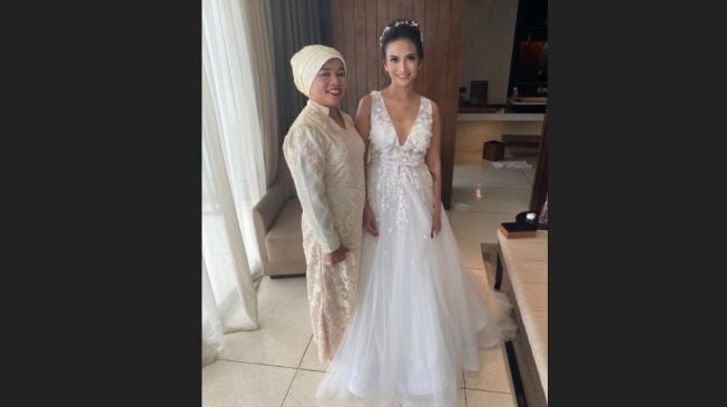 Potret keakraban Vanessa Angel dan ibu mertua. [Instagram/@dewizuhriati]