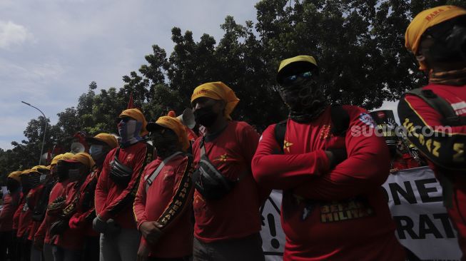 Sejumlah buruh menggelar aksi unjuk rasa menolak upah minimum provinsi (UMP) di depan Balai Kota DKI Jakarta, Senin (29/11/2021). [Suara.com/Angga Budhiyanto]