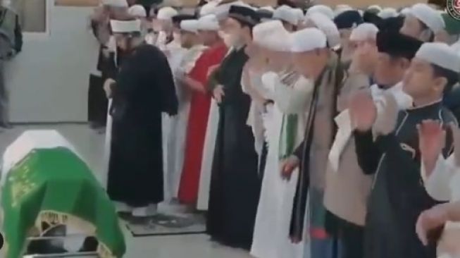 Jenazah Ameer Azzikra disholatkan di Masjid Azzikra Sentul, Bogor, Senin (29/112021).[Instagram]