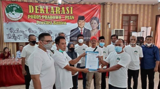Pendukung Prabowo Subianto-Puan Maharani saat deklarasi dukungan untuk Pilpres 2024 di Tangsel, Senin (29/11/2021). [SuaraJakarta.id/Wivy Hikmatullah]