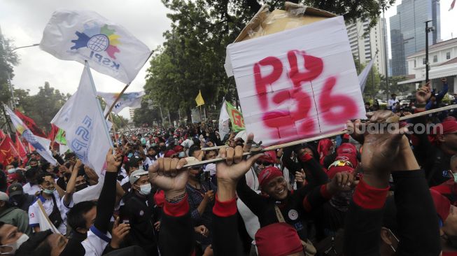 Sejumlah buruh menggelar aksi unjuk rasa menolak upah minimum provinsi (UMP) di depan Balai Kota DKI Jakarta, Senin (29/11/2021). [Suara.com/Angga Budhiyanto]