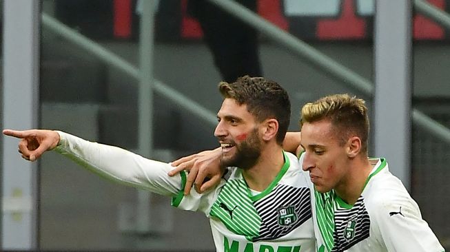 Pemain depan Sassuolo Domenico Berardi merayakan golnya setelah mencetak gol ketiga timnya selama pertandingan sepak bola Serie A Italia AC Milan melawan Sassuolo di San Siro, Milan, Minggu (28/11/2021) malam WIB. Isabella BONOTTO / AFP
