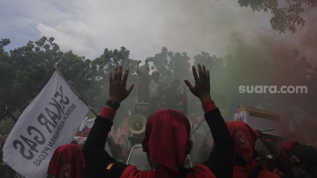 Sejumlah buruh menggelar aksi unjuk rasa menolak upah minimum provinsi (UMP) di depan Balai Kota DKI Jakarta, Senin (29/11/2021). [Suara.com/Angga Budhiyanto]