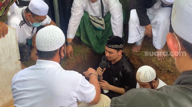 Proses pemakaman jenazah Ameer Azikra di Ponpes Az Zikra Gunung Sindur Bogor, Senin (29/11/2021). [Adiyoga Priyambodo/Suara.com]