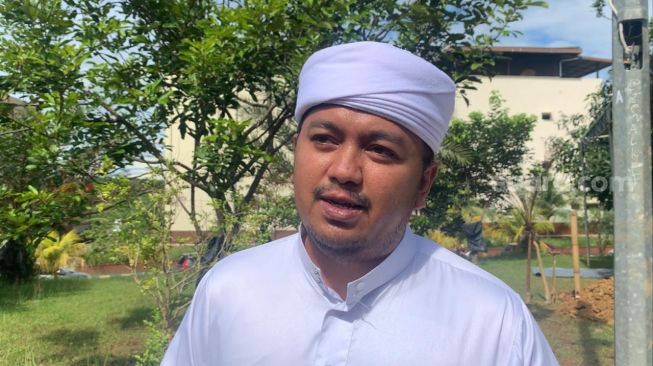 Le directeur d'Ameer Azzikra, Adit, a parlé de la maladie du deuxième enfant de feu Ustaz Arifin Ilham. [Adiyoga Priyambodo/Suara.com]