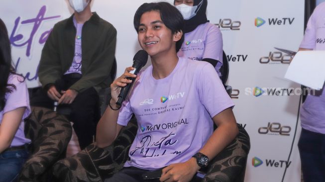 Aktor Ajil Ditto saat jumpa pers drama seri 'Dikta dan Hukum' di Kuningan, Jakarta Selatan, Senin (29/11/2021). [Suara.com/Alfian Winanto]