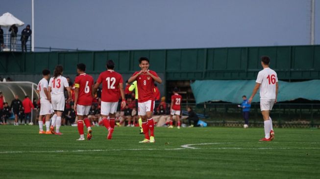 Gelandang timnas Indonesia, Witan Sulaeman (tengah) saat melakukan selebrasi usai mencetak gol dalam laga uji coba kontra tim Liga Turki (SuperLig) Antalyaspor di Limax Football Complex, Antalya Turki, Minggu (28/11/2021) malam WIB. [PSSI]