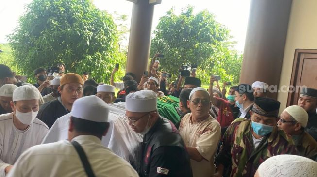 Proses pemakaman jenazah Ameer Azikra di Ponpes Az Zikra Gunung Sindur Bogor, Senin (29/11/2021). [Adiyoga Priyambodo/Suara.com]