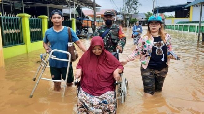 Danrem 101/Antasari Perintahkan Prajurit Evakuasi Korban Banjir HST