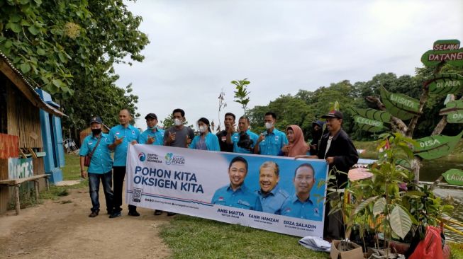 Peduli Lingkungan DPD Partai Gelora Muaraenim Tanam Pohon