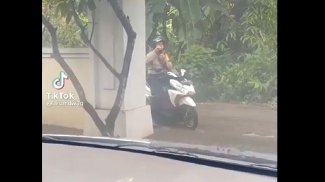 Polisi bermain gelembung sabun di atas motor (Instagram)