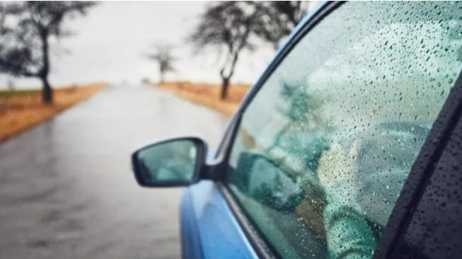 Kaca mobil yang terkena air hujan (Shutterstock)