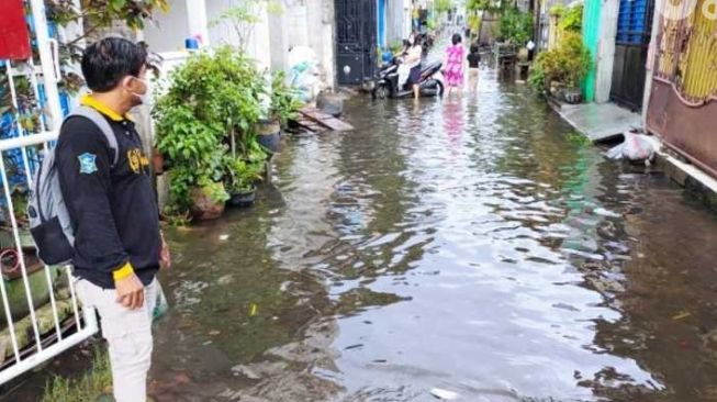 Hujan Semalam Menyisakan Genangan Banjir di Sejumlah Titik di Surabaya