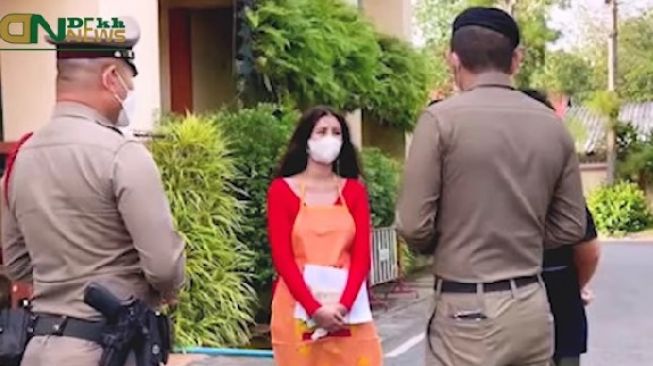 Terlalu Seksi, Pedagang Kaki Lima Ini Ditegur Polisi