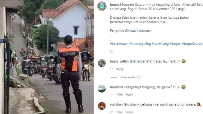 Truk Terguling di Tanjakan Alternatif Setu, Bikin Warganet Salfok Sama Petugas Dishub