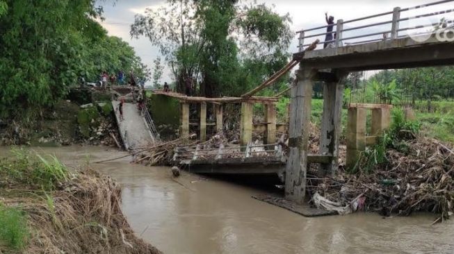 Tersapu Derasnya Banjir, Jembatan di Lamongan Ini Ambruk dan Hanyut