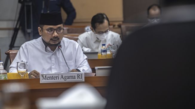 Menteri Agama Yaqut Cholil Qoumas menyampaikan hasil perkembangan kebijakan penyelenggaraan haji dan umroh 1443H/2022 saat Rapat Dengar Pendapat dengan Komisi VIII DPR di Kompleks Parlemen, Senayan, Jakarta, Selasa (30/11/2021). ANTARA FOTO/Muhammad Adimaja