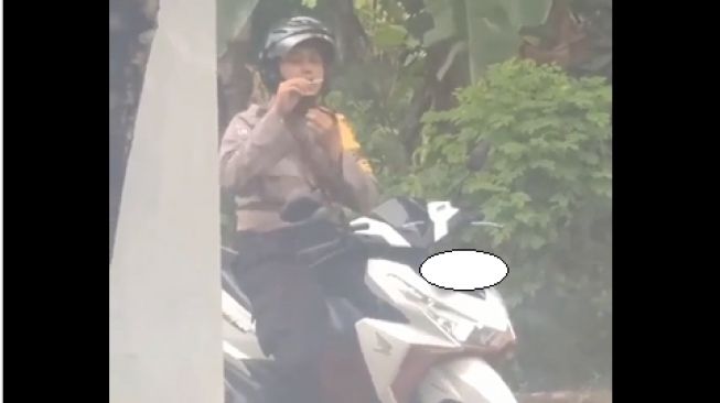 Heboh Pria Berseragam Polisi Tengah Bermain Gelembung Sabun di Atas Motor, Publik Bahagia