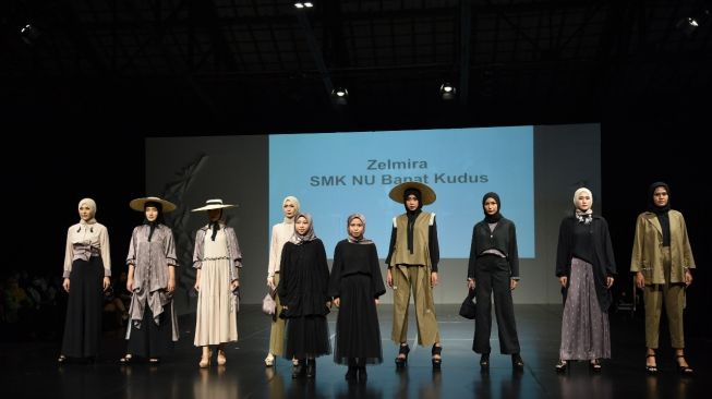 SMK NU Banat dari Kudus, Jawa Tengah memperkenalkan koleksinya bernama Zelmira di ajang Jogja Fashion Week 2021. [Djarum Foundation]