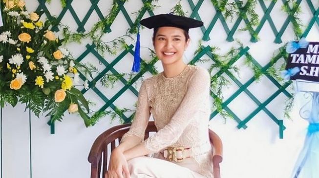 Potret Wisuda Mikha Tambayong di Rumah. (Instagram/@miktambayong)