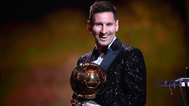 Pemain depan Paris Saint-Germain asal Argentina Lionel Messi meraih penghargaan Ballon d'Or pada seremoni penghargaan Ballon d'Or France Football 2021 di Theater du Chatelet di Paris pada 29 November 2021.FRANCK FIFE / AFP