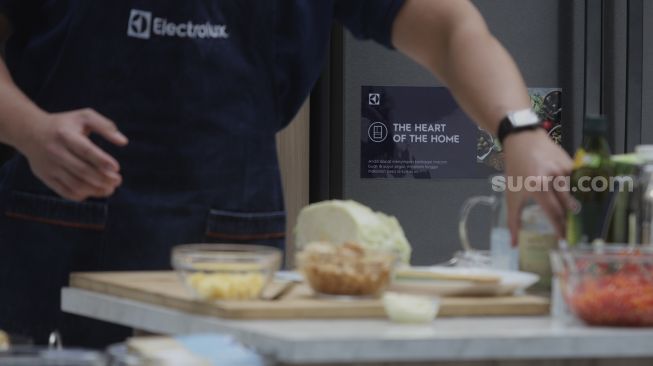 Chef Yuda Bustara melakukan demo masak 'plant-based' menggunakan produk dapur UltimateTaste dari Electrolux di The Dharmawangsa, Jakarta, Selasa (30/11/2021). [Suara.com/Angga Budhiyanto]