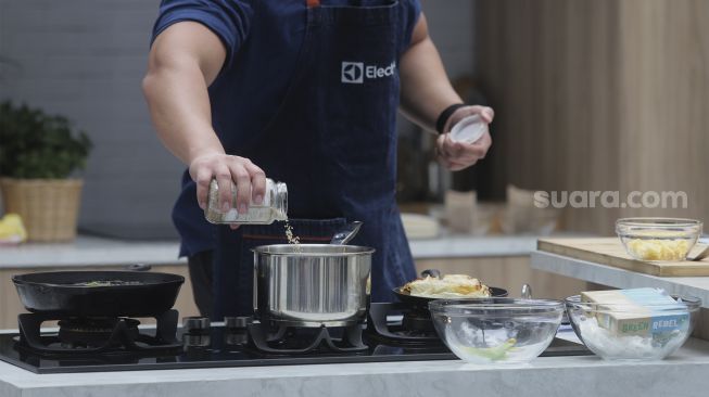 Chef Yuda Bustara melakukan demo masak 'plant-based' menggunakan produk dapur UltimateTaste dari Electrolux di The Dharmawangsa, Jakarta, Selasa (30/11/2021). [Suara.com/Angga Budhiyanto]