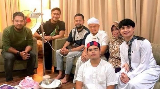 Cerita Artis Kenang Kebaikan Ameer Azzikra. (Instagram/@ariekuntung)