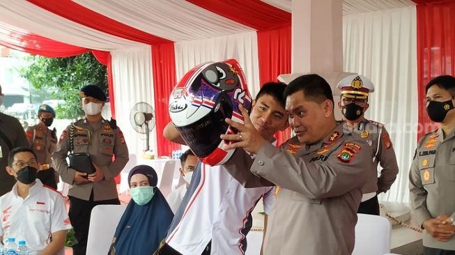 Kapolda Metro Jaya Irjen Fadil Imran saat bertemu pembalap Moto3, Mario Suryo Aji di Polda Metro Jaya. (Suara.com/M Yasir)