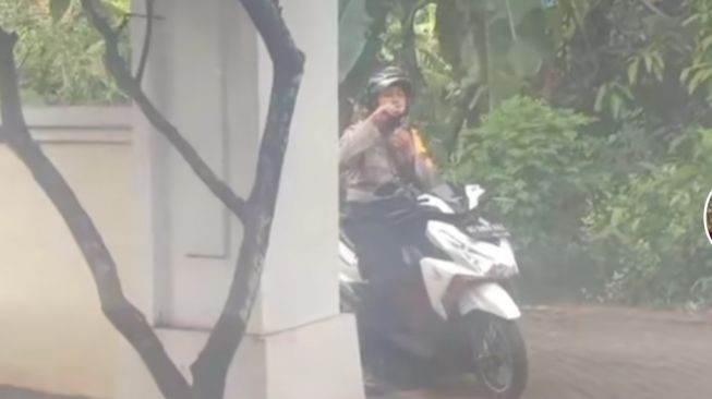 Polisi main gelembung sabun. [Tiktok]