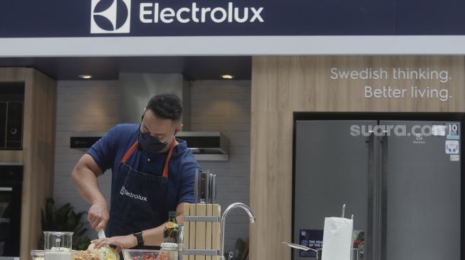 Chef Yuda Bustara melakukan demo masak 'plant-based' menggunakan produk dapur UltimateTaste dari Electrolux di The Dharmawangsa, Jakarta, Selasa (30/11/2021). [Suara.com/Angga Budhiyanto]