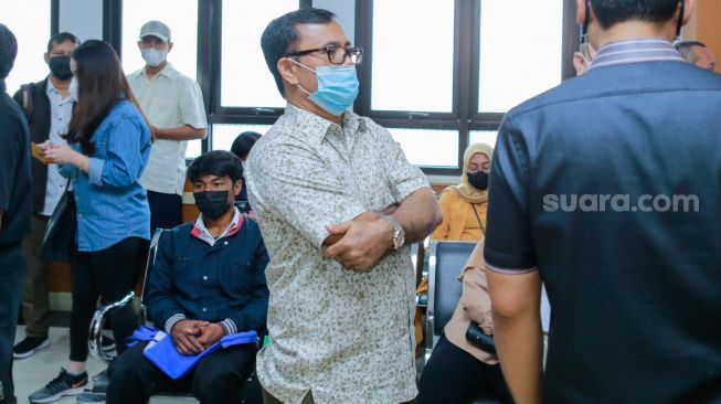 Ayah dari mendiang Bibi Ardiansyah saat akan menjalani sidang permohonan hak asuh cucunya, Gala Sky di Pengadilan Agama Jakarta Barat, Selasa (30/11/2021). [Suara.com/Alfian Winanto]