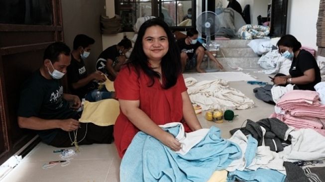 Indah Catur Agustin, pendiri Sleep Buddy yang memanfaatkan limbah kain menjadi produk rumah tangga yang bernilai. 