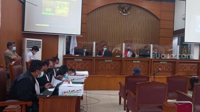 Coordinateur pour la surveillance et les enquêtes de la Commission nationale des droits de l'homme (Komnas HAM), Endang Sri Melani en tant que témoin dans le procès de suivi de l'affaire de meurtre illégal contre deux accusés, le premier brigadier Fikri Ramadhan et Ipda M. Yusmin Ohorella au sud de Jakarta Tribunal de district.  (Suara.com/Yosea Arga)