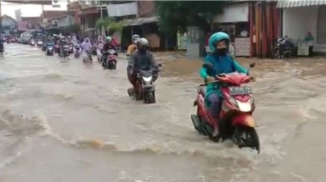 Tanggul Jebol di Sungai Dewe, Permukiman di Kabupaten Kudus Dilanda Banjir