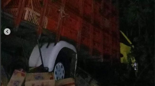Tabrakan beruntun terjadi di jalan lingkar selatan Kota Salatiga. Kecelakaan maut itu dikabarkan menelan korban jiwa, seorang polisi dikabarkan meninggal dunia. [Instagram/Zonasalatiga]