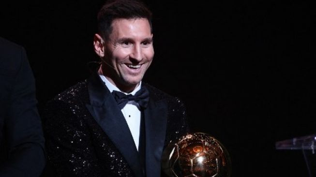 Penyerang Paris Saint-Germain asal Argentina Lionel Messi berpose setelah dianugerahi penghargaan Ballon d'Or pada acara penghargaan Ballon d'Or France Football 2021 di Theater du Chatelet di Paris pada 29 November 2021.FRANCK FIFE / AFP