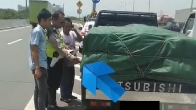 Viral Oknum Polisi Berhentikan Mobil Pick Up di Tol (Twitter/@txtdrberseragam)