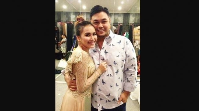 Potret Transformasi Ivan Gunawan dan Ayu Ting Ting. (Instagram/@ayutingting_ivangun_lovers)