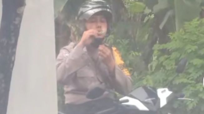 Polisi main gelembung sabun. [Tiktok]