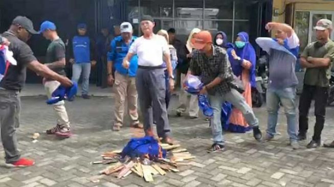 Sejumlah kader Partai Demokrat Riau kecewa dengan pelaksanaan Musda partai berlambang mercy yang diadakan di SKA Co-Ex Pekanbaru, Selasa (30/11/2021). [Defri Candra/Riauonline]