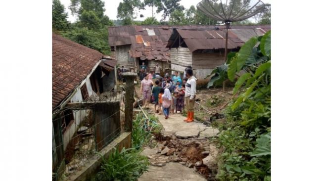 Pergerakan Tanah di Cibeber Sebabkan Rumah Warga Amblas, Warga Diungsikan