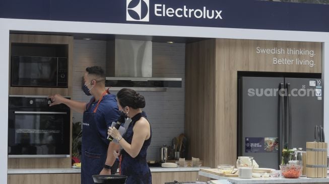 Chef Yuda Bustara (kiri) melakukan demo masak 'plant-based' menggunakan produk dapur UltimateTaste dari Electrolux di The Dharmawangsa, Jakarta, Selasa (30/11/2021). [Suara.com/Angga Budhiyanto]