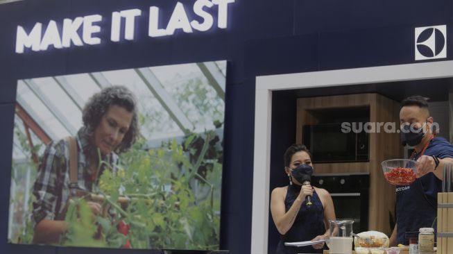 Chef Yuda Bustara (kanan) melakukan demo masak 'plant-based' menggunakan produk dapur UltimateTaste dari Electrolux di The Dharmawangsa, Jakarta, Selasa (30/11/2021). [Suara.com/Angga Budhiyanto]